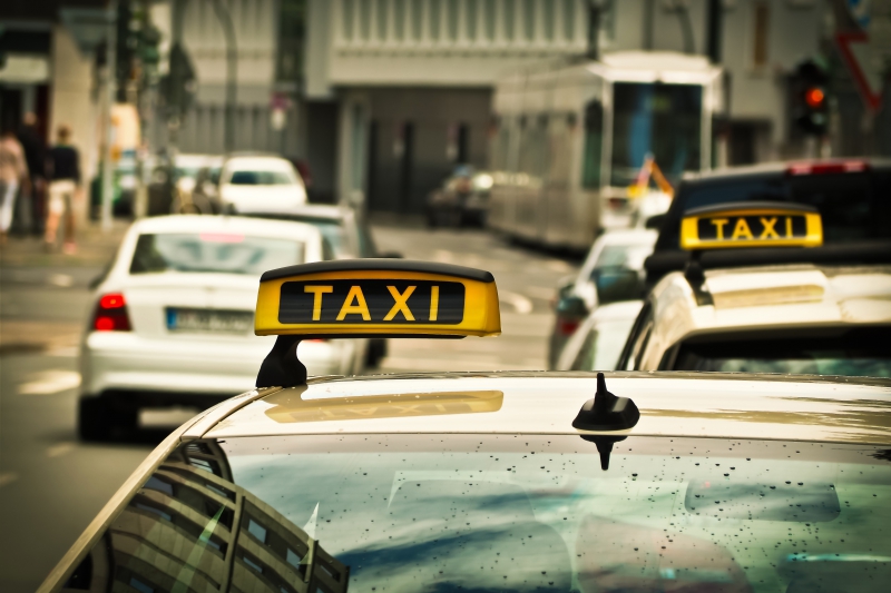 taxis-FALICON-min_road-traffic-car-glass-driving-city-583084-pxhere.com