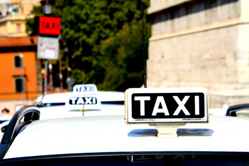 taxis-FALICON-min_taxi_auto_rome_road_white-1051610